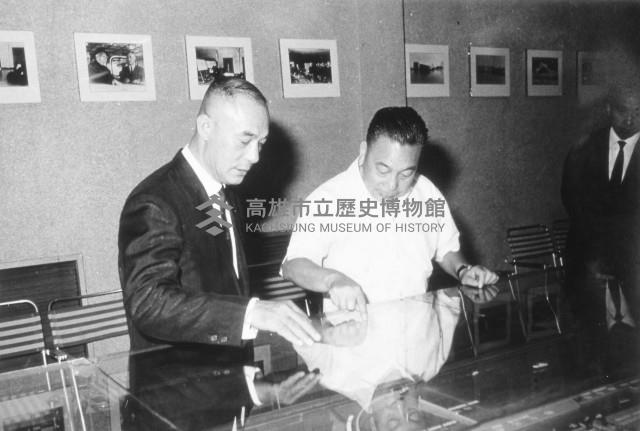 行政院院長蔣經國與高雄港務局局長李連墀合影藏品圖，第1張