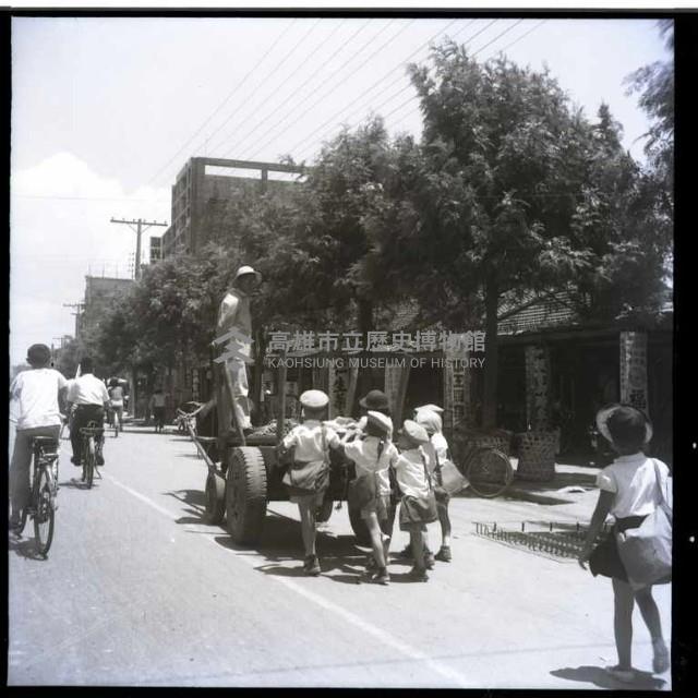 學生助人（推牛車）藏品圖，第1張