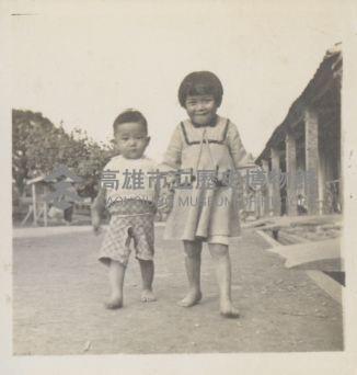 張永香與張永政兩小孩於騎樓旁街道合影藏品圖，第1張