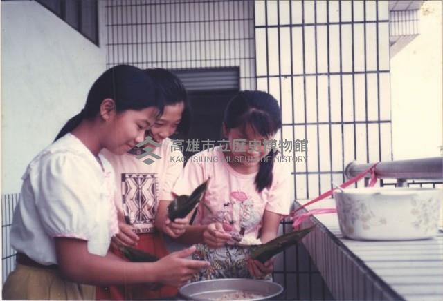 學生參與包粽子活動藏品圖，第1張
