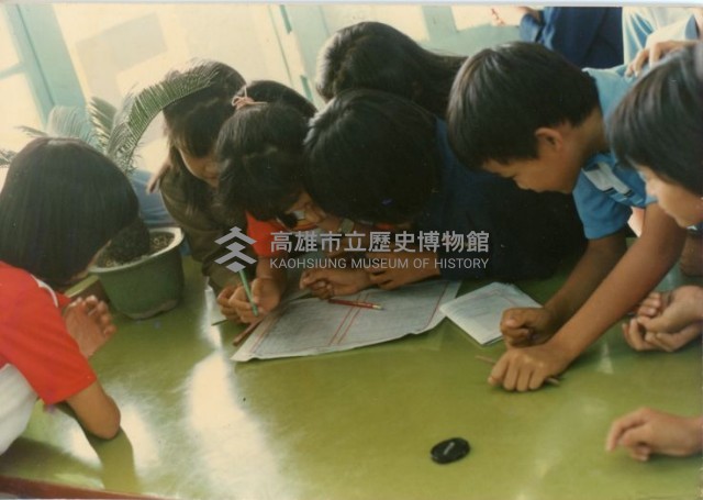 學生一齊討論寫文章藏品圖，第1張