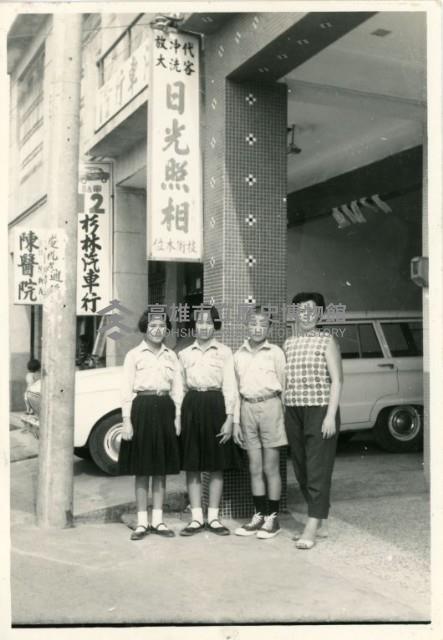 日光照相館前四人合影藏品圖，第1張