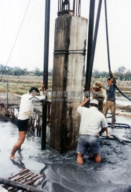 用高水壓沖入土中使基樁入土藏品圖，第1張