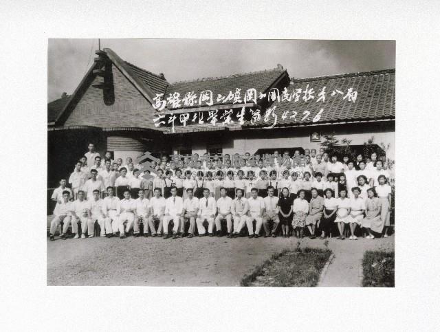 高雄縣岡山鎮岡山國民學校第八屆六年甲班畢業照藏品圖，第1張