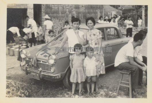 日光照相館創辦人張仁葵妻子張劉添妹及友人等四人與汽車合照藏品圖，第1張