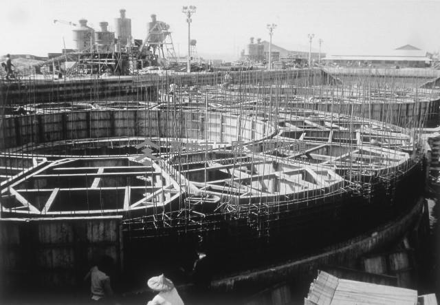 第二港口工程處正在沈箱區趕工製造24公尺圓沈箱藏品圖，第1張