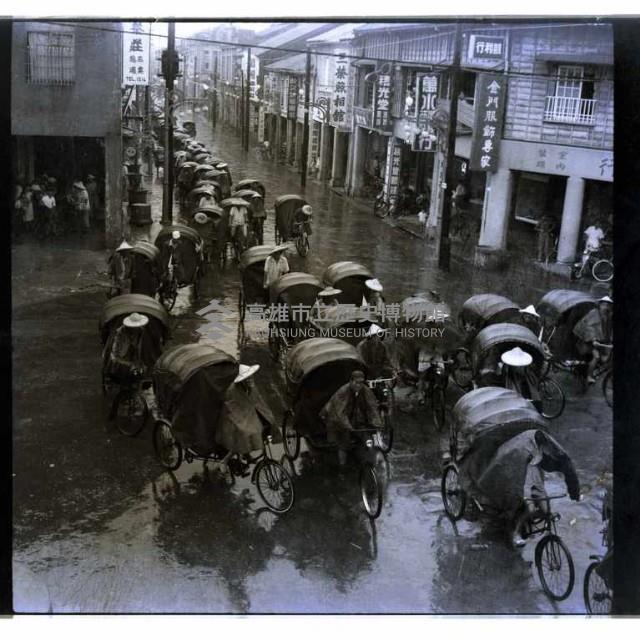 高雄市三輪車排隊等檢查（雨中的三輪車群）藏品圖，第1張