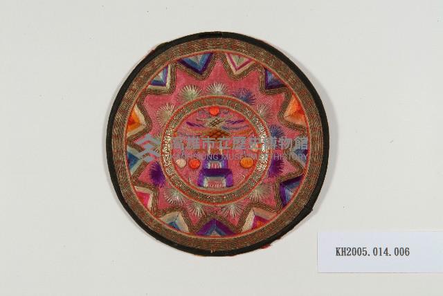 粉紅綢地盤金彩繡樓閣看花片藏品圖，第1張