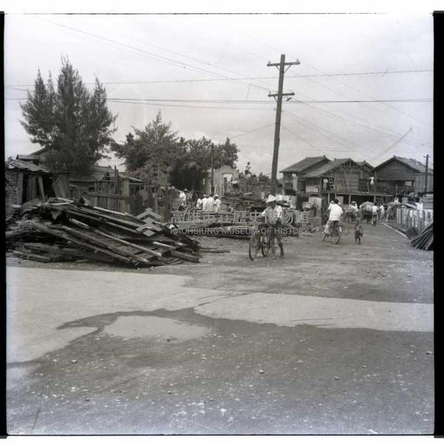 高雄市府後違建戶入口處藏品圖，第1張