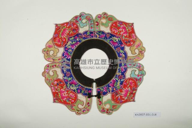 五彩綢地如意心型彩繡圍涎藏品圖，第1張