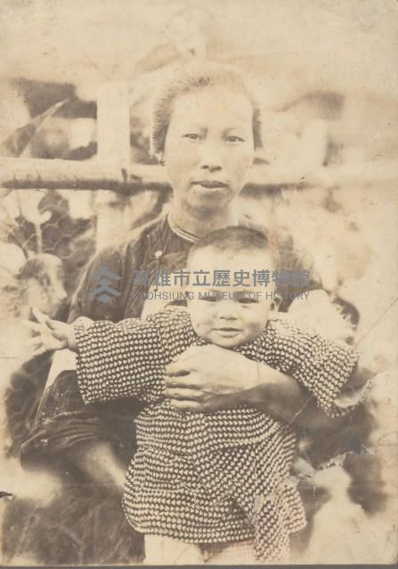 少婦劉招春與幼兒張仁葵於自宅院內合照藏品圖，第1張