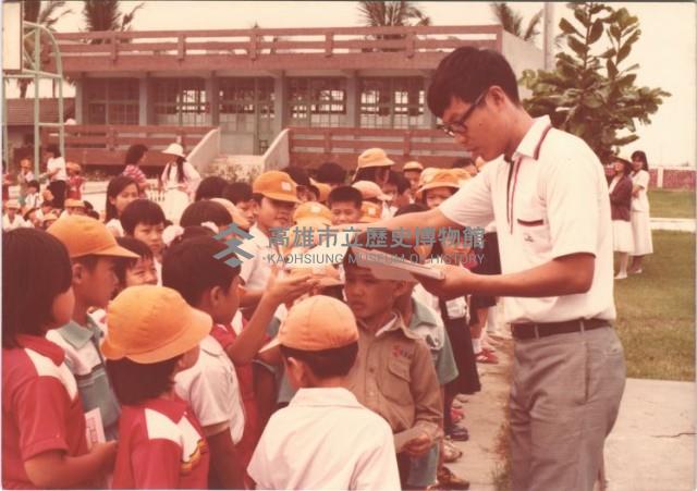 老師分發文件藏品圖，第1張