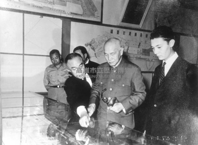 總統蔣中正參觀第二港口施工模型藏品圖，第1張