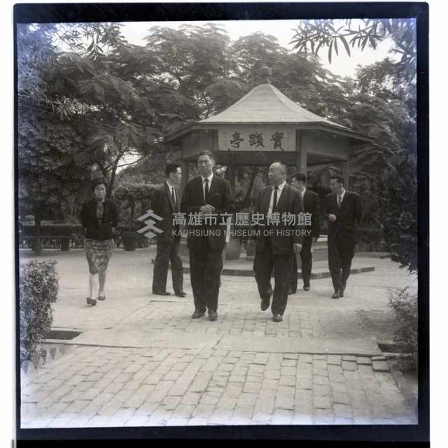 台灣省教育廳廳長潘振球來高雄市巡視學校藏品圖，第1張