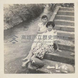 張瓊梅及其堂妹兩人於杉林水利會後方的水圳旁合影藏品圖，第1張