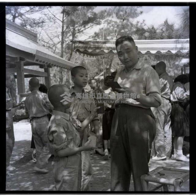 國小老師檢查信時藏品圖，第1張