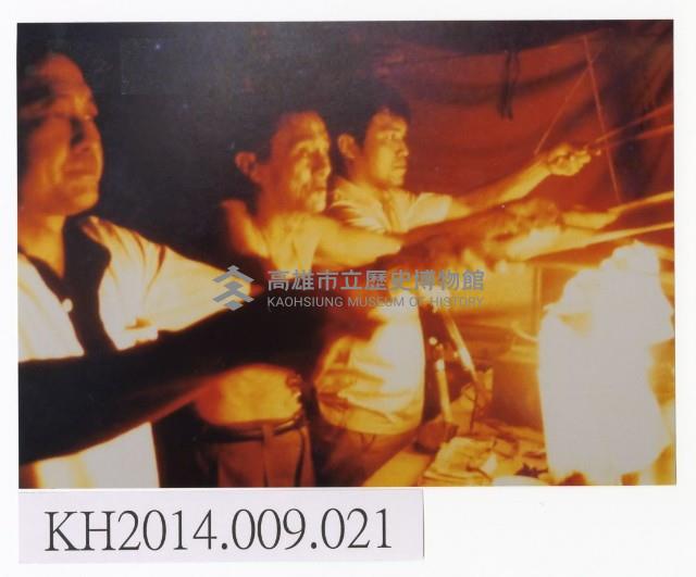 東華皮影戲團於青年公園演出後台實況藏品圖，第1張