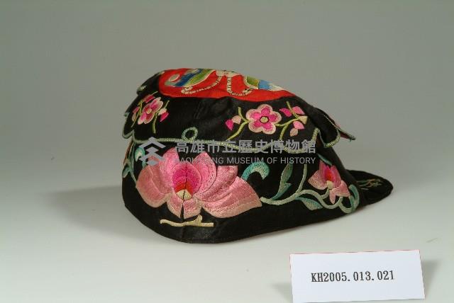 黑緞地蝴蝶花卉彩繡童帽藏品圖，第1張