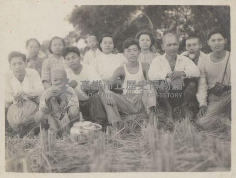 收割點收割人員大合照藏品圖，第1張