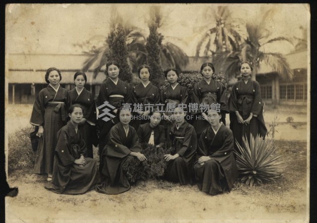 旗山公學校女教師合影於舊校舍前藏品圖，第1張