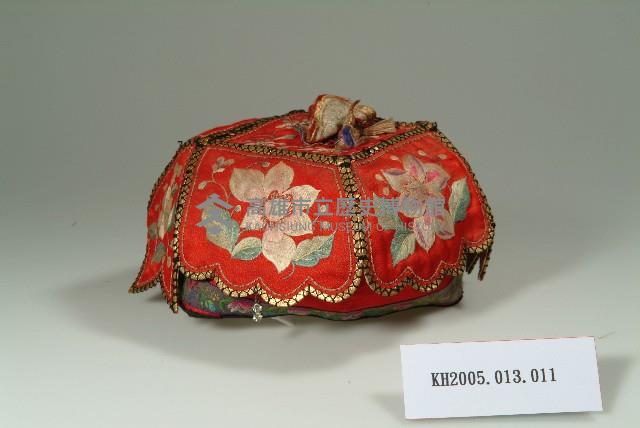 紅緞地吉祥花卉彩繡碗帽藏品圖，第1張