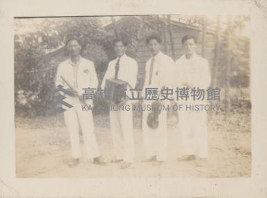 杉林日光照相館創辦人張仁葵及其友人持樂器合照藏品圖，第1張