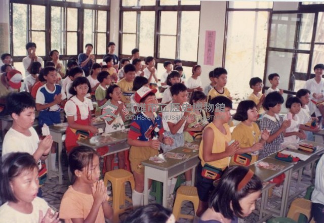 學生室內活動吃冰棒藏品圖，第1張