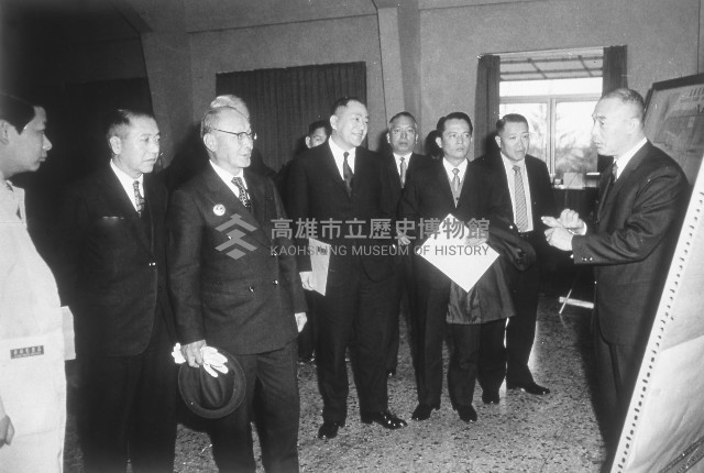 何應欽將軍等一行蒞高雄港務局參觀並聽取李連墀局長簡報藏品圖，第1張