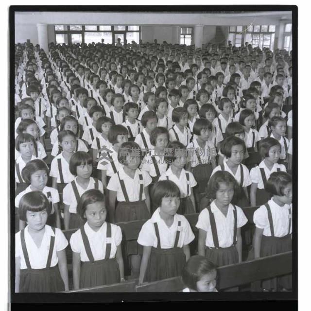 國小新制服（禮堂內的小學生）藏品圖，第1張