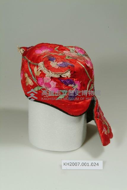 紅緞地喜鵲牡丹彩繡風帽藏品圖，第1張