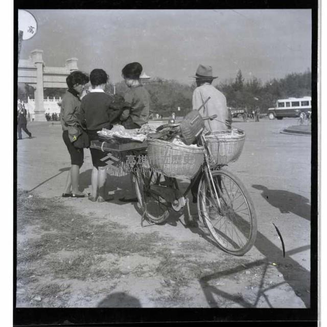 騎自行車賣水果的人藏品圖，第1張