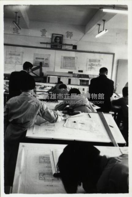 大榮高工上繪圖課教室留影藏品圖，第1張