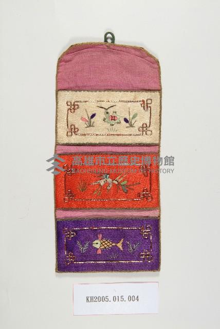 三色緞地彩繡褡褳荷包藏品圖，第1張