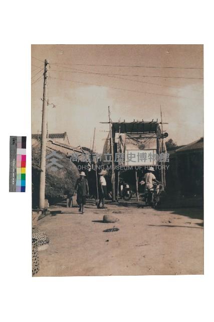 「金連興皮影戲團」創辦人蔡龍溪與「金連興」的戲棚照藏品圖，第1張