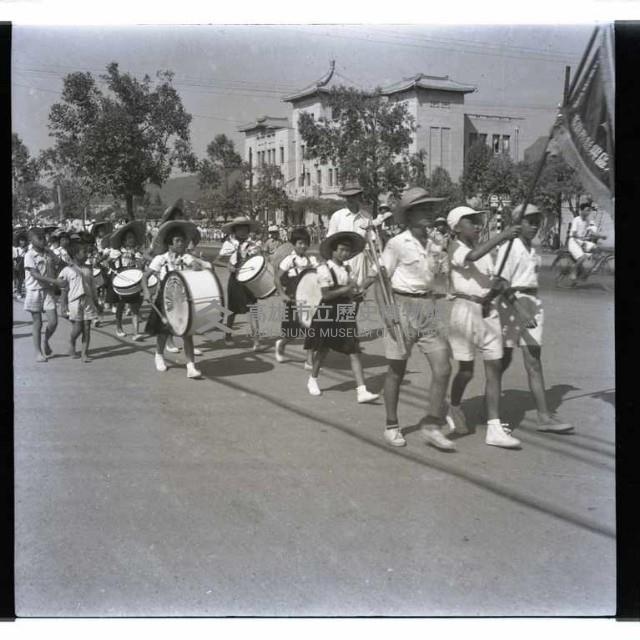 打鼓小學生慶祝光復節（小學生鼓樂隊遊行）藏品圖，第1張