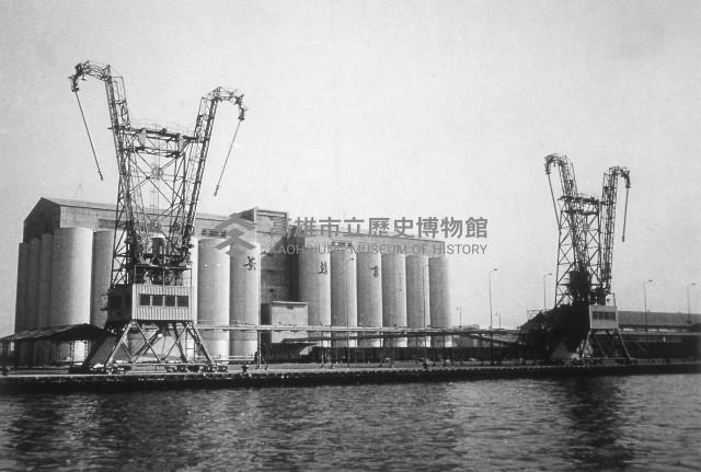 本港新建完成之第一座配有最新式吸谷塔兩座之四萬噸散裝穀倉全貌藏品圖，第1張