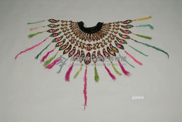 黑緞地水波紋造型彩繡雲肩藏品圖，第1張