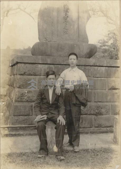 神社紀念碑「殉難警察官之碑」前留影藏品圖，第1張