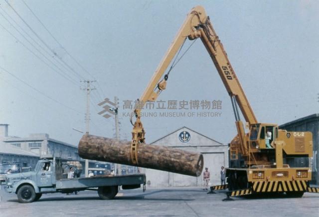 高雄港務局新購置的原木裝卸專用起重機作業情形藏品圖，第1張