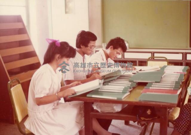 老師們開會討論藏品圖，第1張