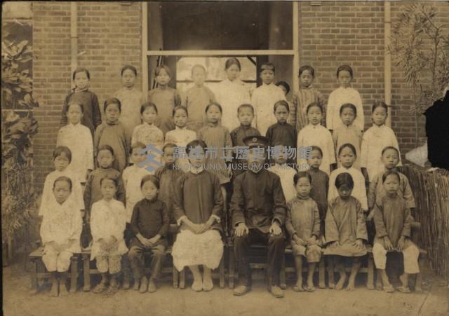 旗山小學校師生合影藏品圖，第1張