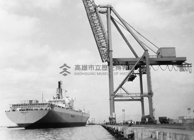 世界最大貨櫃輪班納得號進港停泊藏品圖，第1張