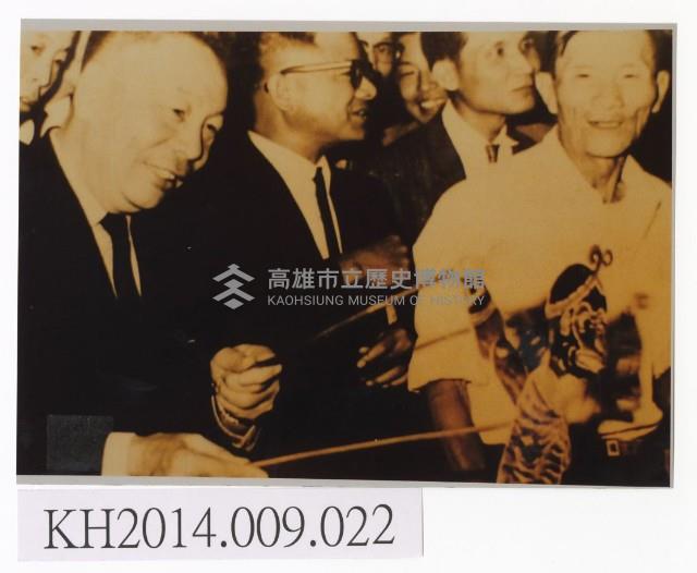 蔣經國部長觀賞東華演出「西遊記」後於後臺操弄戲偶照藏品圖，第1張