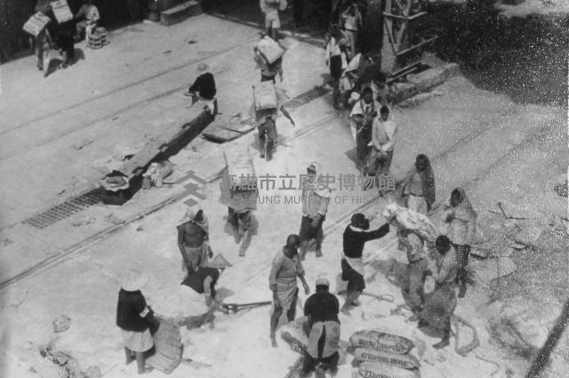 碼頭人力扛貨進倉-1藏品圖，第1張