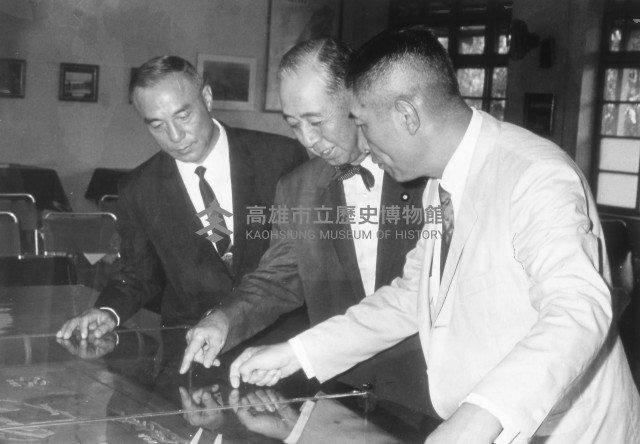 日本前首相岸信介蒞高雄港參觀訪問藏品圖，第1張