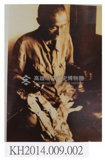 東華皮影戲團張川操弄影偶情形藏品圖，第1張