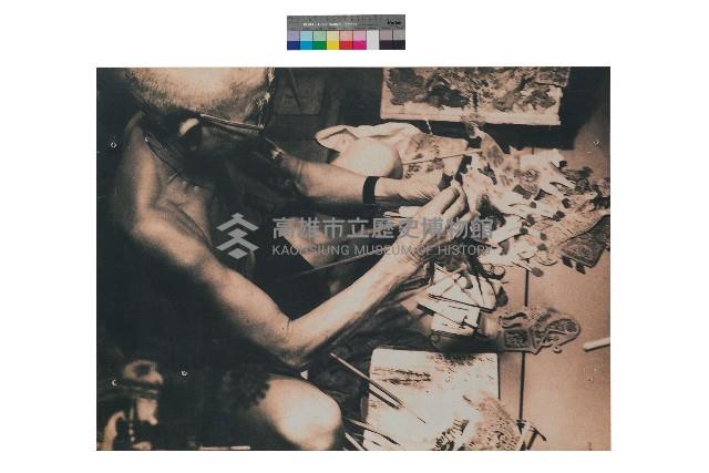 「金連興皮影戲團」創辦人蔡龍溪刻偶照-1藏品圖，第1張