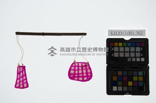 皮影戲道具-扁擔紅籃藏品圖，第1張