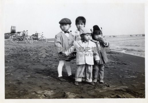 大林蒲海灘孩童合影藏品圖，第1張