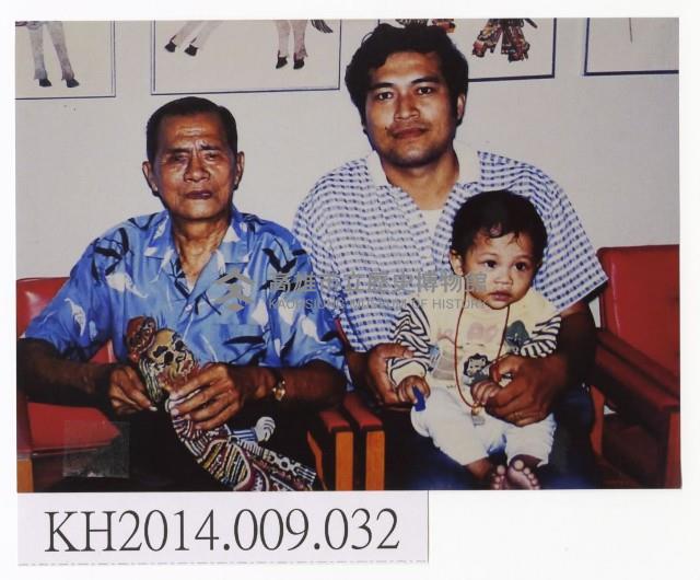 東華皮影戲團張德成藝師祖孫三代合影藏品圖，第1張